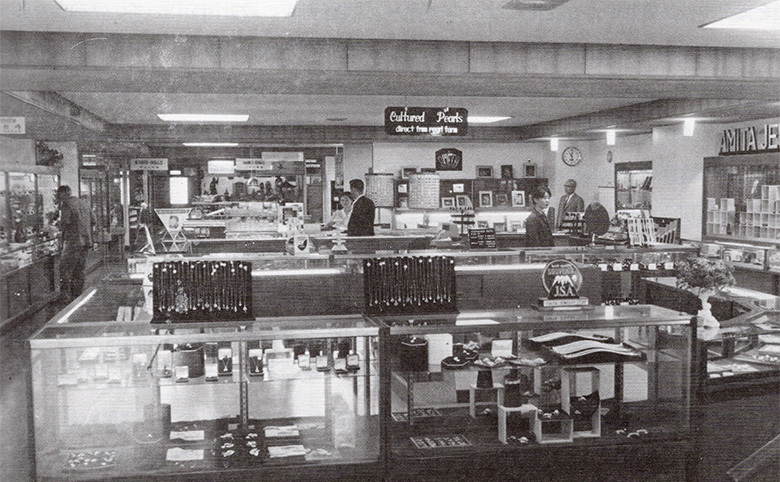 アミタ貿易(株)本店で象嵌製作を説明(1957年)